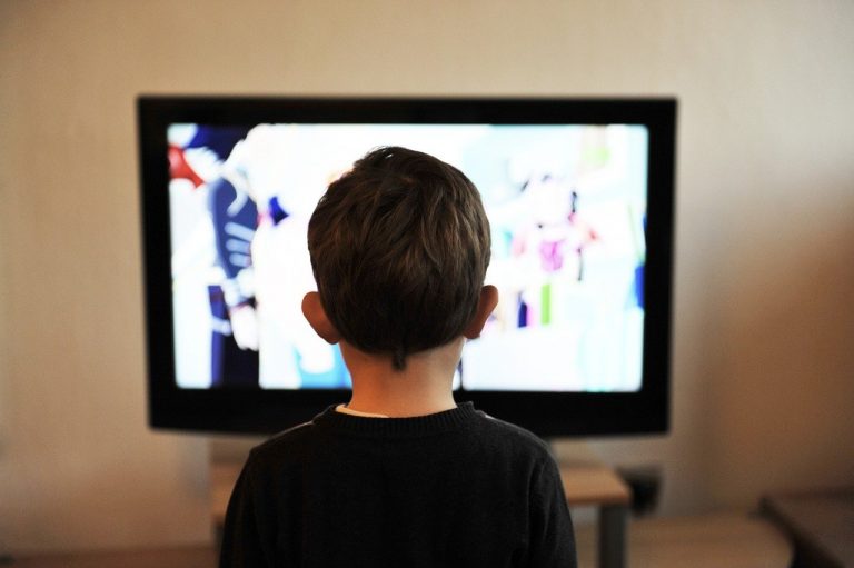 à quelle distance regarder la tv