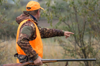 À quoi sert un gilet de chasse et pourquoi est-il indispensable ?