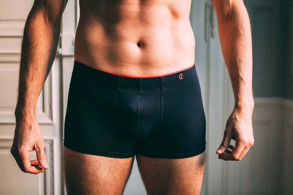 Un homme en boxer