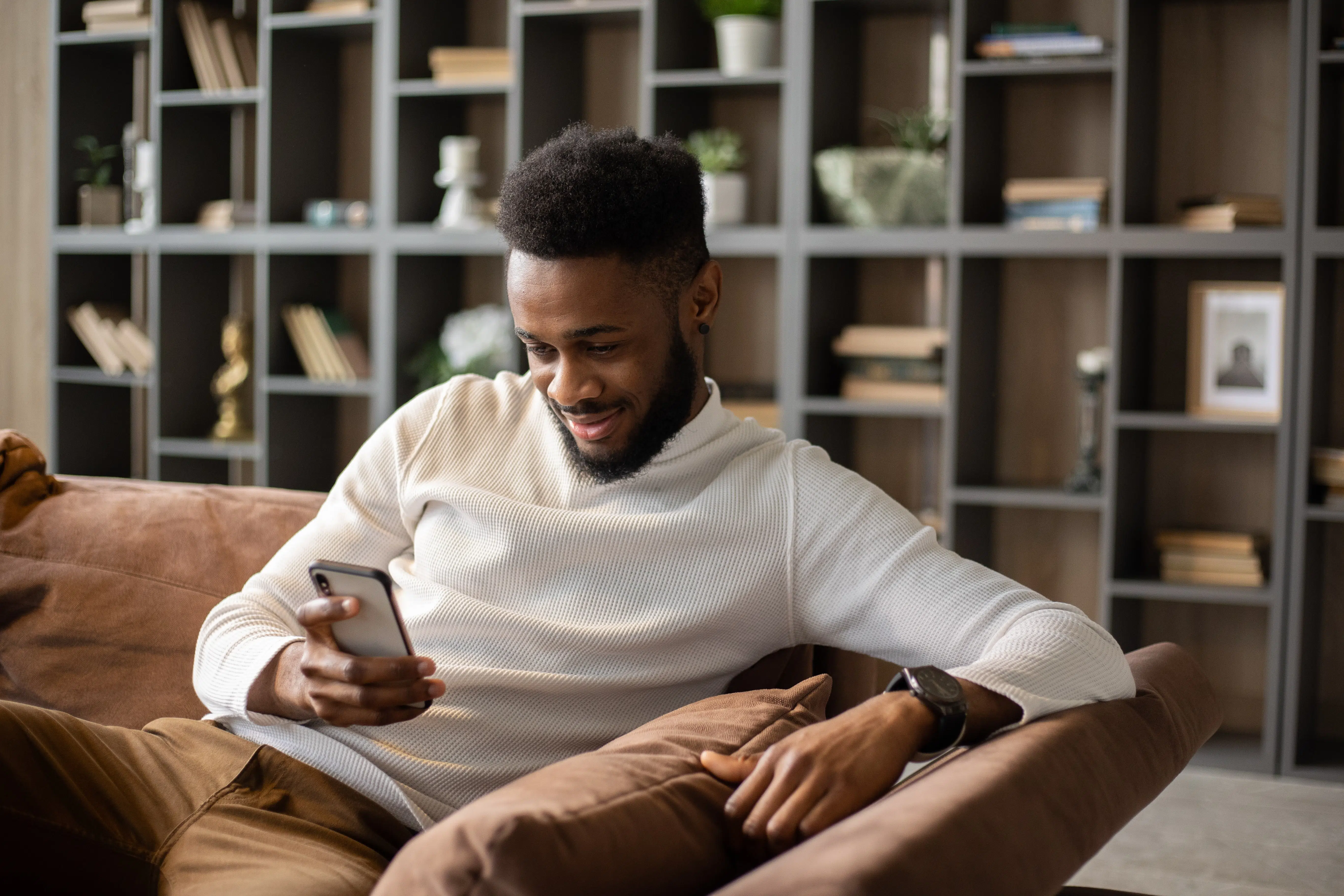 Un homme regarde un film sur smartphone