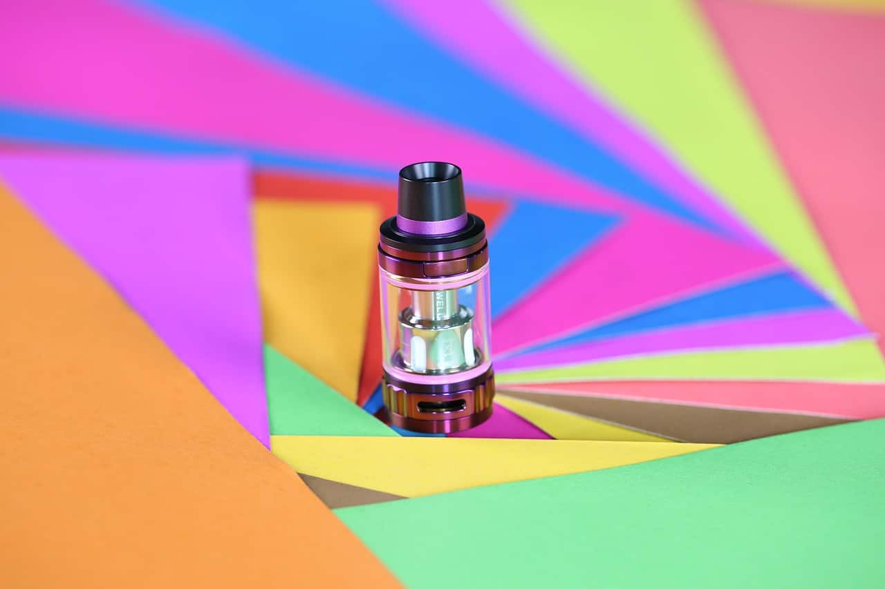 Vapeur s'échappant d'une cigarette électronique sur fond sombre