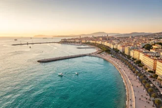 Vue de la baie des Anges et de la Promenade des Anglais à Nice